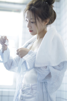 漂亮的女邻居8